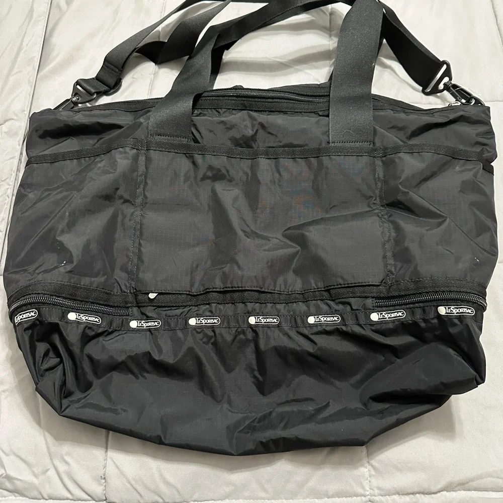 Brand new LeSportsac Dakota Medium Deluxe Overnight Bag - Picture 4 of 7